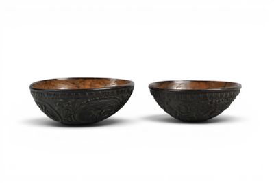 deux bols marron posés l'un à côté de l'autre sur une surface blanche