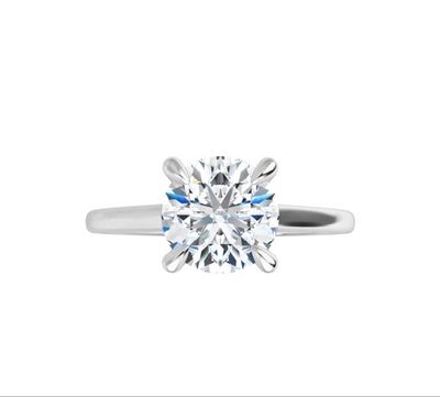 gros plan d'une bague en diamant sur fond blanc