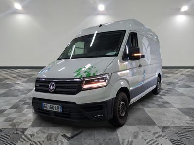 la camionnette blanche est garée sur le sol en damier d'une pièce