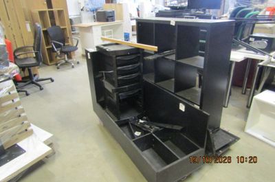 une photo d'une pièce remplie de matériel informatique