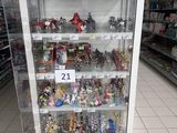 une vitrine sur laquelle sont exposées de nombreuses figurines