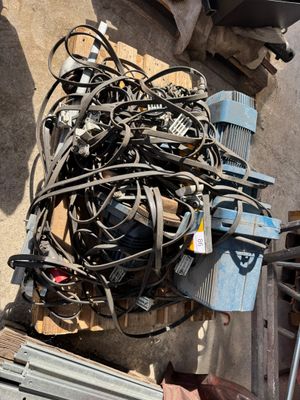 un tas de fils et d'autres équipements électriques par terre