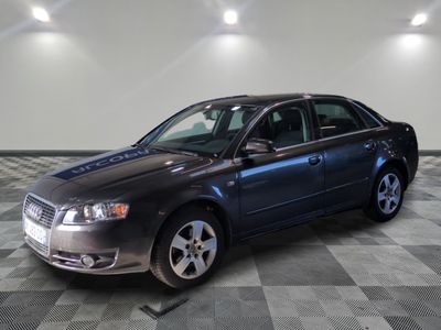 la photo d'une voiture garée dans un garage