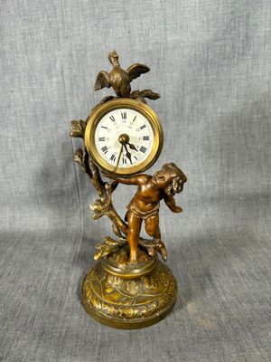 Petite pendule en régule, accidentée