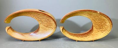 deux œuvres d'art posées sur une table