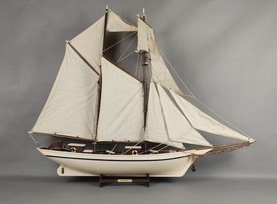 Une maquette en bois, composite et toile "La Belle Poule".