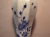 un vase bleu et blanc posé sur une table