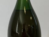 une bouteille de vin posée sur une table