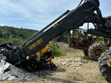 un tracteur qui est à l'arrêt dans la terre, à côté d'un bulldozer