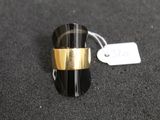 une bague noire et dorée, ornée d'un anneau doré