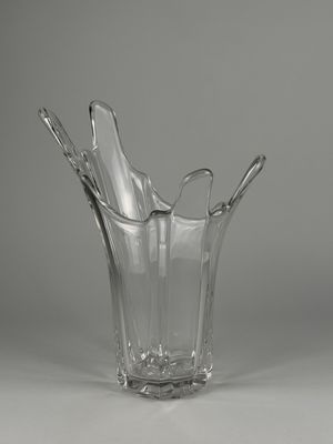 Grand vase en cristal en forme de vague.