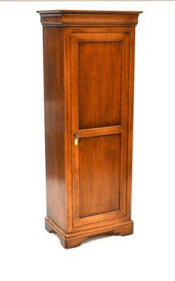 une grande armoire en bois surmontée d'une porte