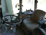 un tracteur équipé d'un volant et d'un siège à l'arrière