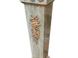 un grand vase orné d'un motif décoratif