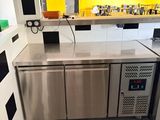 une cuisine équipée d'un réfrigérateur en acier inoxydable et d'un lave-vaisselle