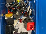 une boîte bleue remplie d'appareils électroniques divers et d'autres objets