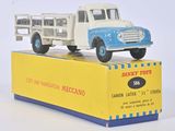 un camion jouet posé sur une boîte