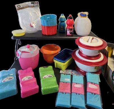 de nombreux plats et récipients de différentes couleurs sur la table