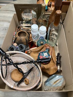 une boîte remplie d'objets assortis posée sur une table