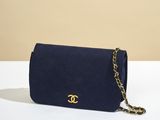 un sac Chanel muni d'une chaîne