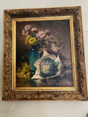 une peinture de fleurs dans un vase bleu sur une table