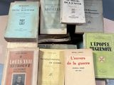 beaucoup de vieux livres posés ensemble sur une table