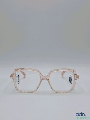 gros plan d'une paire de lunettes sur une surface blanche