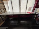 une photo d'un bureau dans une pièce avec une fenêtre