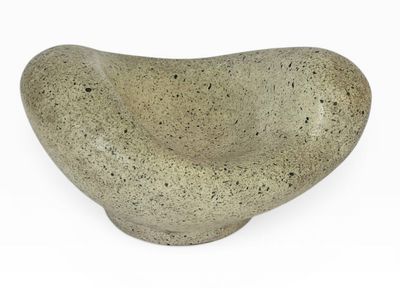 bol en béton en forme de cœur sur fond blanc
