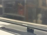 un téléviseur posé sur une table devant une fenêtre