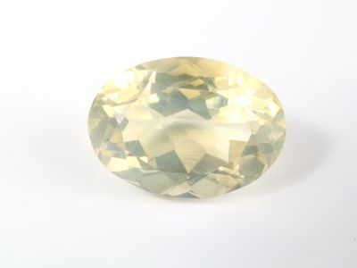 gros plan d'une pierre de saphir jaune sur une surface blanche