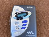 un talkie-walkie Sony posé par terre