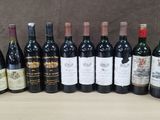plusieurs bouteilles de vin sont alignées sur une table