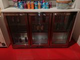 de nombreuses canettes de soda posées sur le comptoir