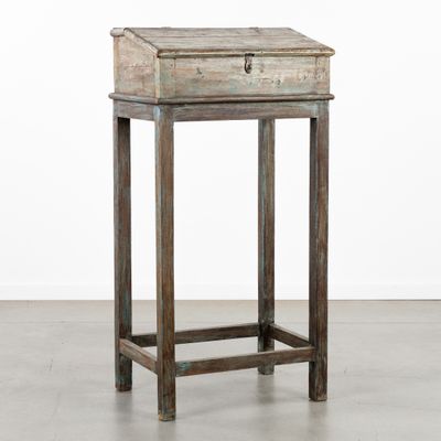 une petite table en bois surmontée d'un tiroir