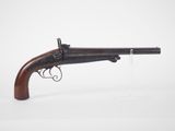 un vieux fusil avec une poignée en bois sur fond blanc