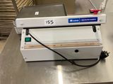 une machine posée sur une table dans la cuisine