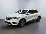 un SUV blanc garé dans une pièce au sol noir