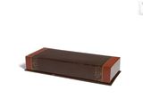 une boîte marron avec un couvercle marron sur fond blanc