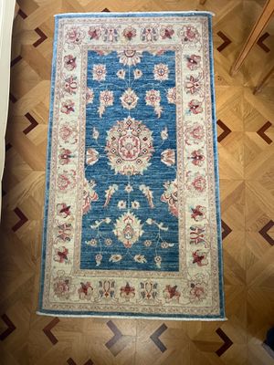 un tapis bleu posé sur le sol d'une pièce