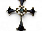 un gros plan d'une croix sur fond blanc