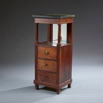 une photo d'une petite armoire en bois avec un plateau en verre