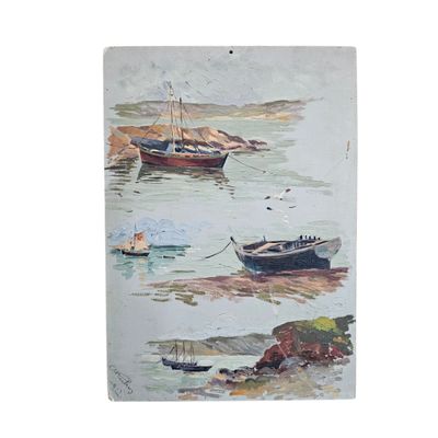 un tableau représentant des bateaux flottant sur l'eau près du rivage
