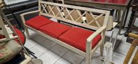 Banquette trois places en bois peint, dossier à croisillons.