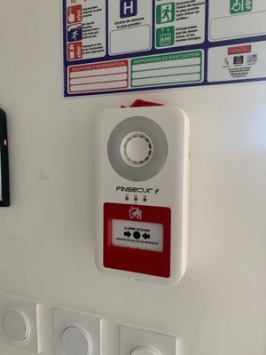 une photo d'un détecteur d'incendie fixé au mur