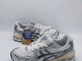 une paire de chaussures de course Asics sur fond blanc