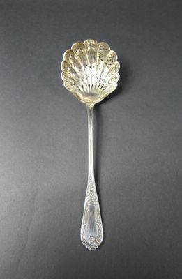 Cuillère saupoudreuse en argent . Décor de feuillages, fleur…