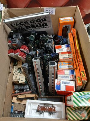 une boîte en carton remplie de jouets divers et d'autres objets