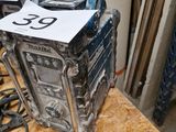 de nombreux outils posés sur une table dans une pièce