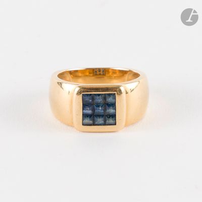 une image d'une bague en or avec une pierre bleue au centre